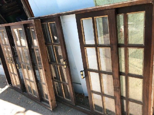 janela de madeira com vidro